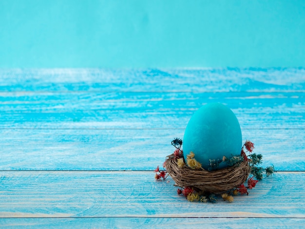 Oeufs de Pâques sur fond en bois