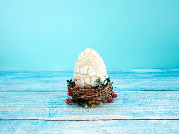 Oeufs de Pâques sur fond en bois