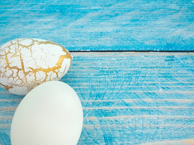 Oeufs de Pâques sur fond en bois