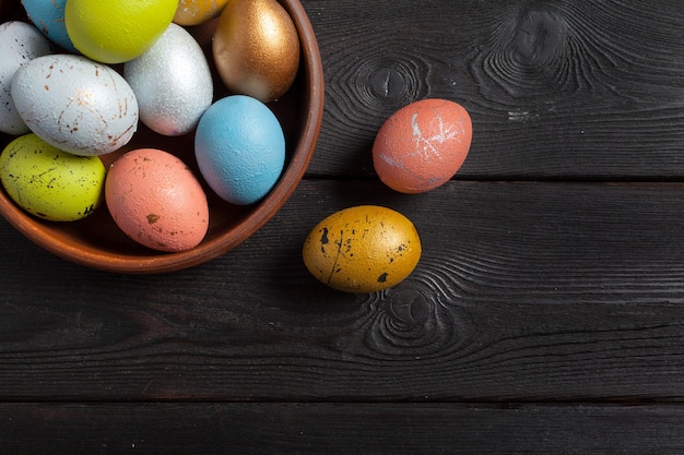 Oeufs de Pâques sur fond en bois