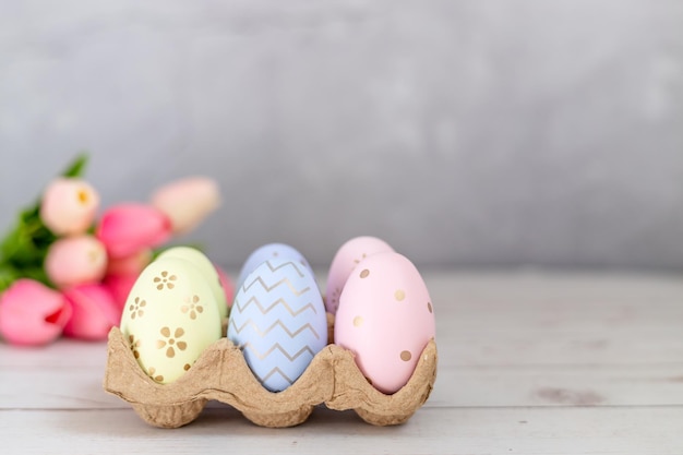 Oeufs de Pâques sur fond gris