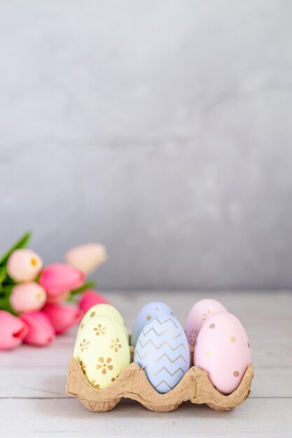 Oeufs de Pâques sur fond gris