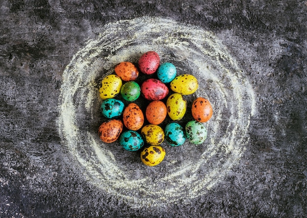 Oeufs de Pâques sur fond noir