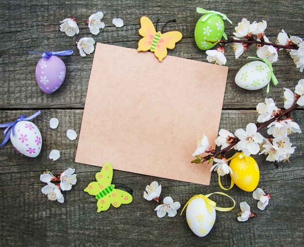 Photo oeufs de pâques et fond de note vierge