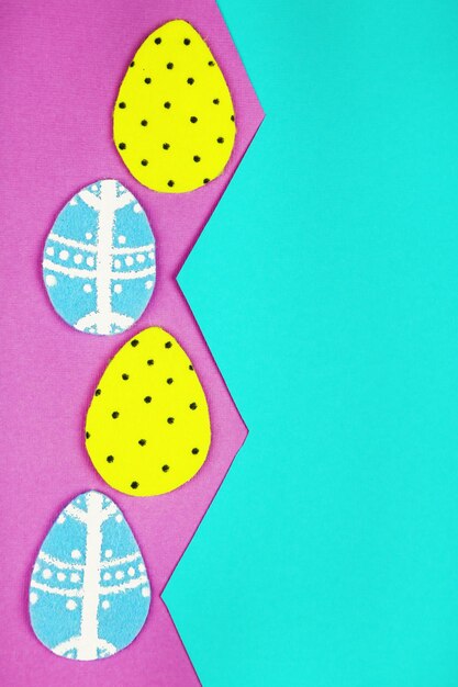 Photo des œufs de pâques sur fond de papier d'artisanat