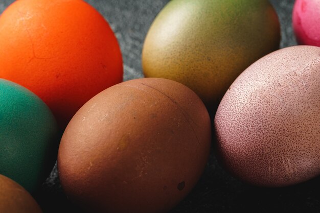 Oeufs de Pâques sur fond sombre