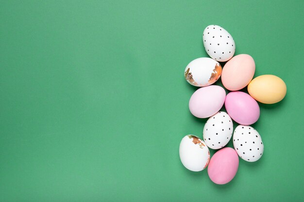 oeufs de pâques sur fond vert