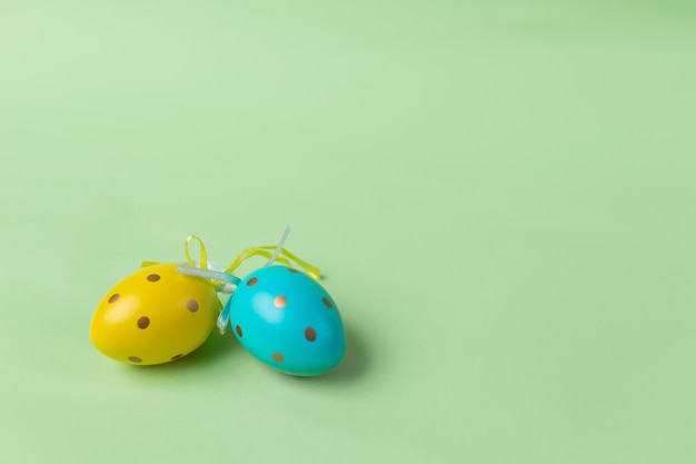 Oeufs de Pâques sur fond vert.