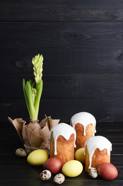 Oeufs de Pâques, gâteaux de Pâques et jacinthes sur fond sombre