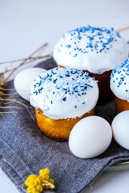 Oeufs de Pâques Happy Day Bright Easter Vacances de Pâques orthodoxe Cuisine traditionnelle Tendance créative et élégante Gâteau de Pâques fait maison Mise au point sélective