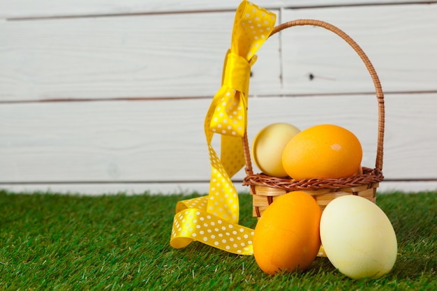 Oeufs de Pâques sur l'herbe verte