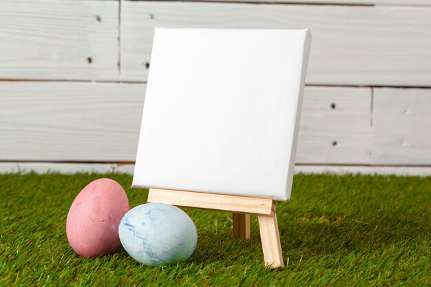 Oeufs de Pâques sur l'herbe verte