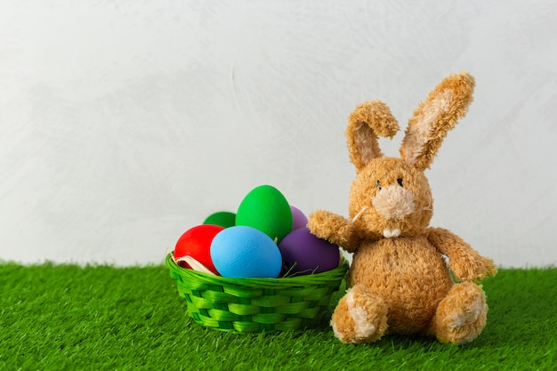 Oeufs de pâques sur l'herbe