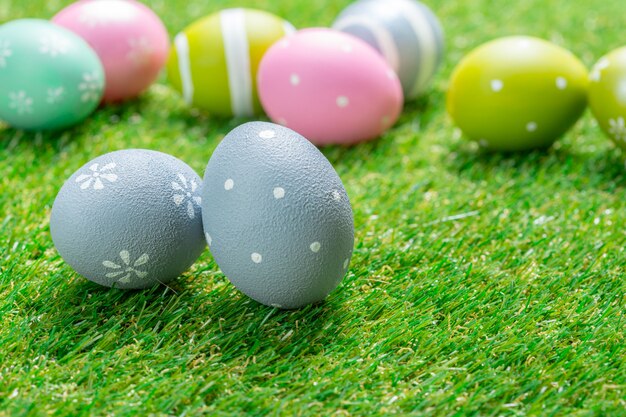 Oeufs de Pâques sur l'herbe