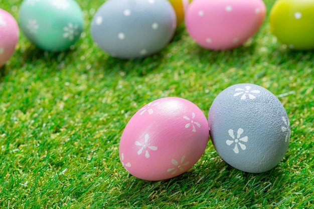 Oeufs de Pâques sur l'herbe