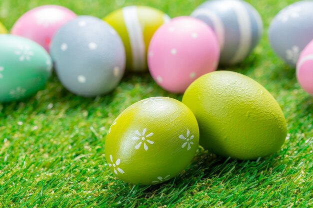 Oeufs de Pâques sur l'herbe