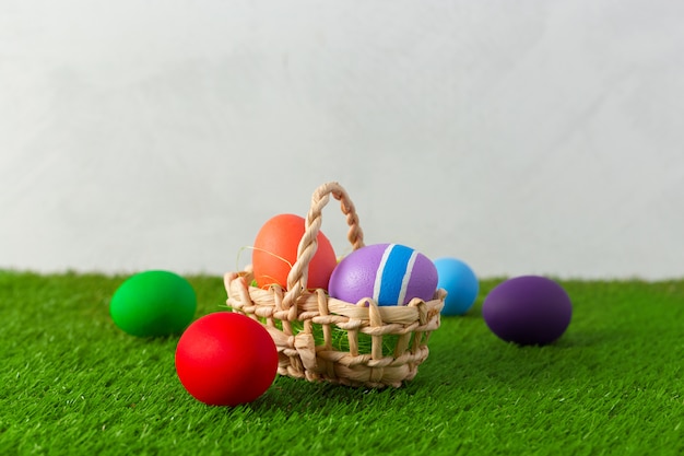 Oeufs de Pâques sur l'herbe