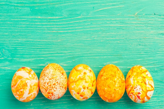 Oeufs de Pâques jaunes sur fond en bois