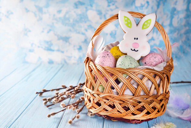 Oeufs de Pâques et lapin de biscuit avec un espace pour vos salutations