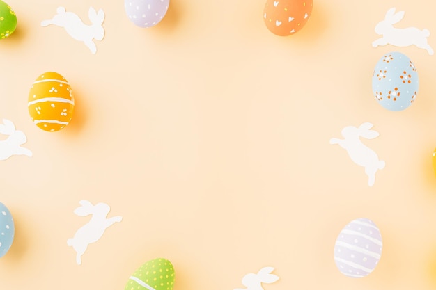Oeufs de Pâques lapin et lapin coupe papier blanc