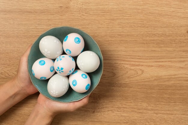 oeufs de Pâques à la main sur fond en bois