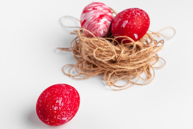 oeufs de Pâques à la main isolés