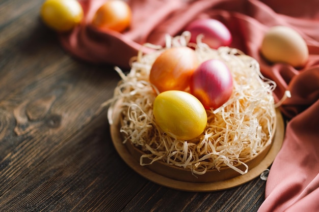 Oeufs de Pâques multicolores sur un fond en bois