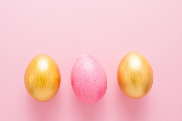 Oeufs de Pâques multicolores sur fond isolé rose. Pâques est une fête lumineuse.