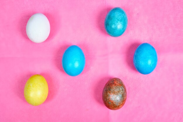 Oeufs de Pâques multicolores et peints.