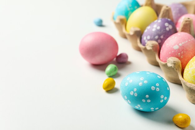 Oeufs de Pâques multicolores sur une surface blanche