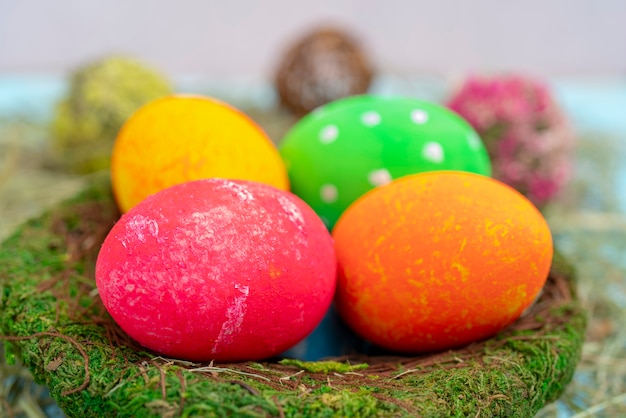 Oeufs de Pâques multicolores.