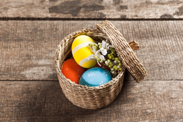 Oeufs de Pâques en nid sur bois couleur