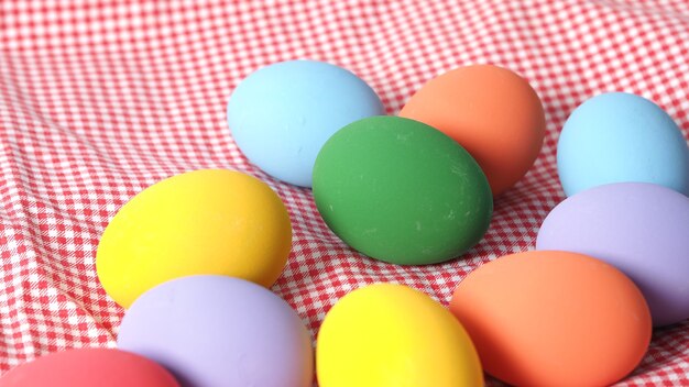 Photo oeufs de pâques ou oeuf de couleur. multicolore d'œufs de pâques sur fond en studio avec gros plan qui comprend de nombreuses couleurs telles que jaune, vert, bleu, violet, rouge sur les œufs du festival par la peinture d'art.