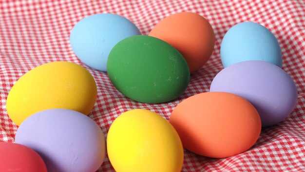 Photo oeufs de pâques ou oeuf de couleur. multicolore d'œufs de pâques sur fond en studio avec gros plan qui comprend de nombreuses couleurs telles que jaune, vert, bleu, violet, rouge sur les œufs du festival par la peinture d'art.