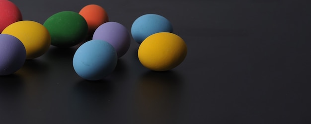 Oeufs de Pâques ou oeuf de couleur. Multicolore d'œufs de pâques sur fond en studio avec gros plan qui comprend de nombreuses couleurs telles que jaune, vert, bleu, violet, rouge sur les œufs du festival par la peinture d'art.