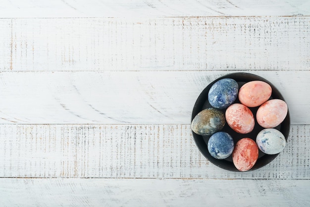 Oeufs de Pâques Oeufs de Pâques teints avec effet pierre de marbre ref et couleur bleue dans un style rustique sur fond blanc en bois ancien Fond de Pâques Vue de dessus