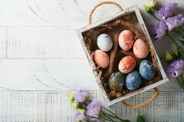 Oeufs de Pâques Oeufs de Pâques teints avec effet pierre de marbre ref et couleur bleue dans un style rustique sur fond blanc en bois ancien Fond de Pâques Vue de dessus