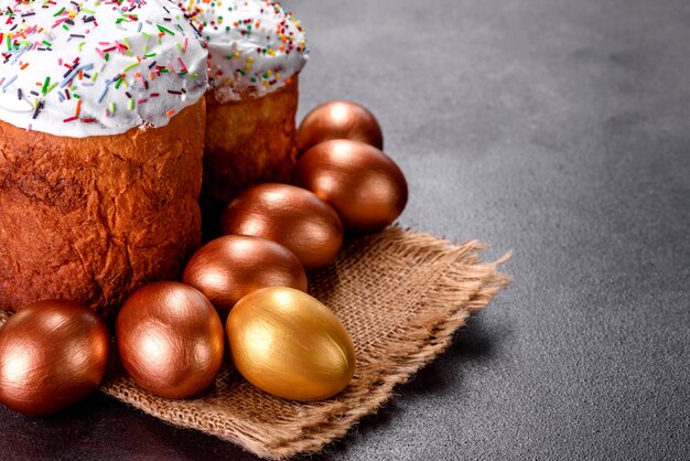 Photo oeufs de pâques or et bronze et gâteau de pâques. préparation pour les vacances