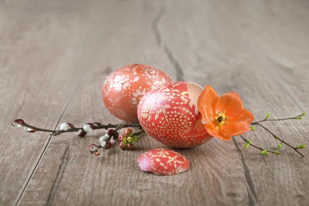 Oeufs de Pâques orange peint orné sur table en bois, espace de texte