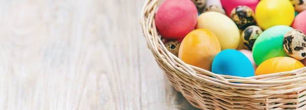 oeufs de pâques sur panier