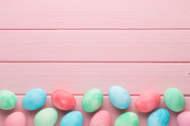 Oeufs de Pâques pastel. Carte de voeux de printemps.