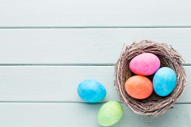 Oeufs de Pâques pastel. Carte de voeux de printemps.