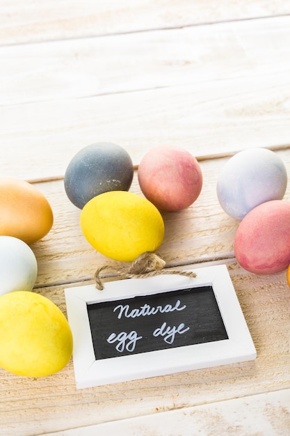 Oeufs de Pâques peints avec un colorant naturel à base d'oeufs de fruits et légumes.