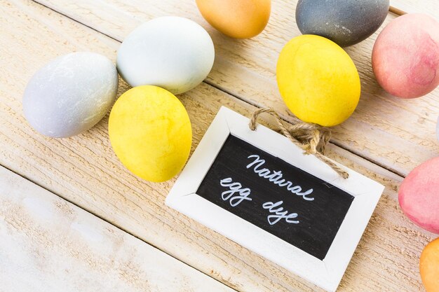 Oeufs de Pâques peints avec un colorant naturel à base d'oeufs de fruits et légumes.