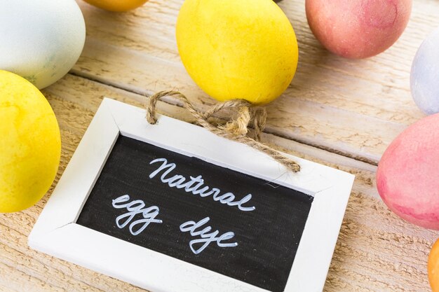 Oeufs de Pâques peints avec un colorant naturel à base d'oeufs de fruits et légumes.