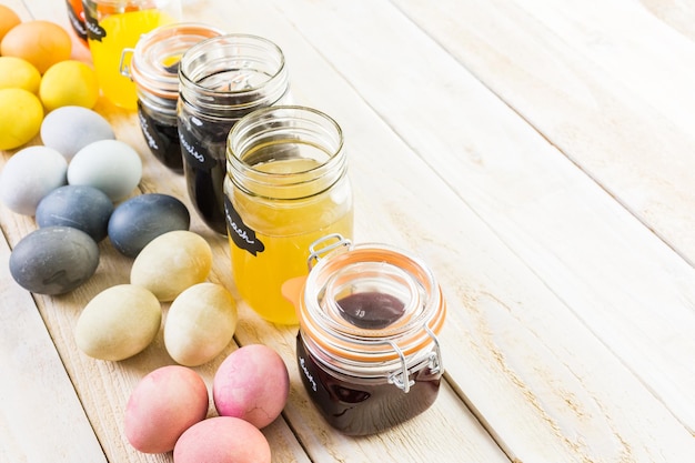 Oeufs de Pâques peints avec un colorant naturel à base d'oeufs de fruits et légumes.