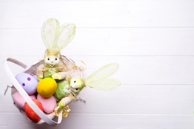 Oeufs de Pâques peints colorés dans un panier marron