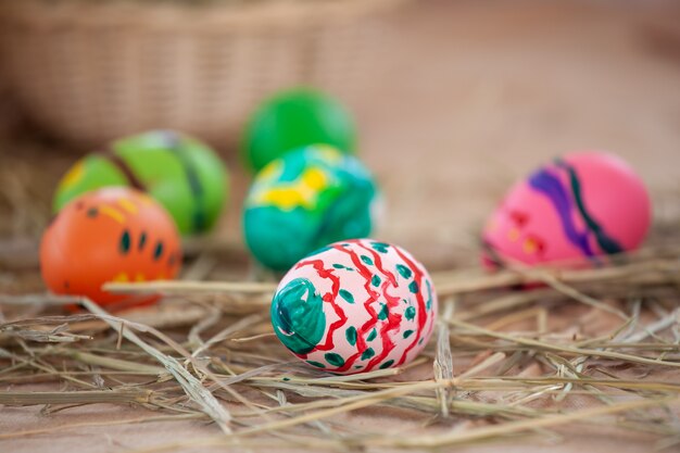 Oeufs de Pâques peints colorés en fête de Pâques