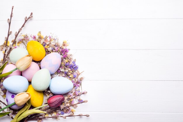 Oeufs de pâques peints en couleurs