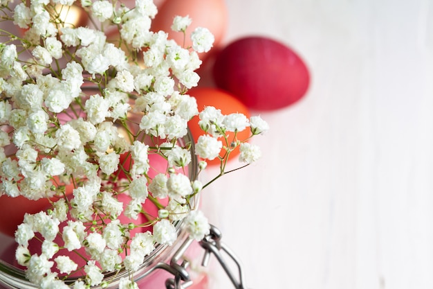 Oeufs de Pâques peints dans des tons de rose se bouchent